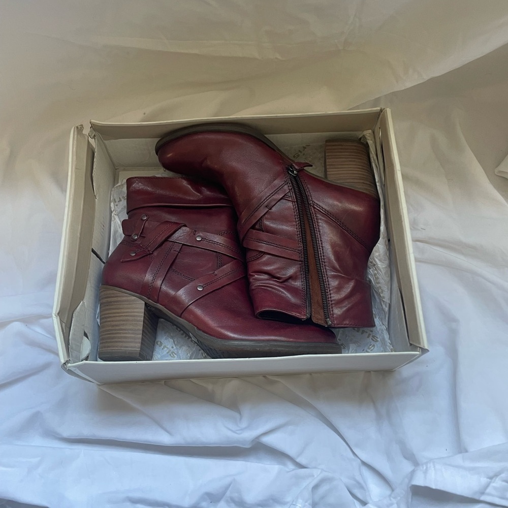 Ankle Booties with Vintage Charm and western flare - Picture 3 of 9